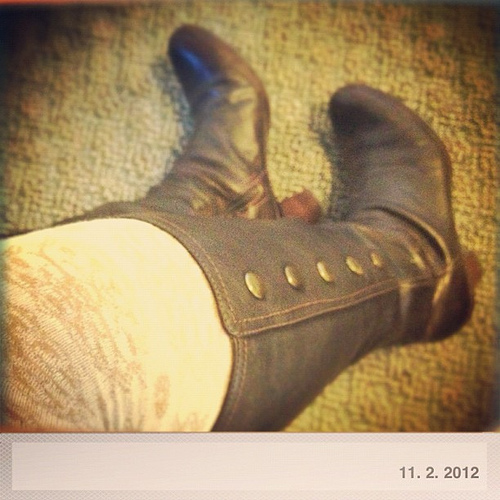 Those who know me best know the worse I feel (mentally or physically) the more effort I put into my appearance. My sleep was a bit too short last night so I'm fueling my brain for #NaNoWriMo today by wearing my awesome SmartWool tights and my boots. Hopef