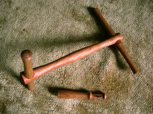 Magpie Woodworks niddy nody and gauge in Cherry.