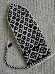 The back side of my chocolate and cream mitten from Halland.
